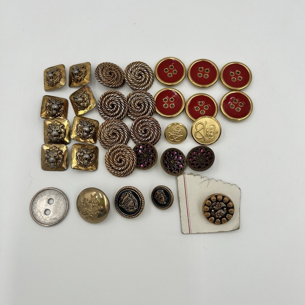 Vintage Mixed Button Lot 28pc Gold Tone Lion Head Heraldic‎ Red Enamel Metal